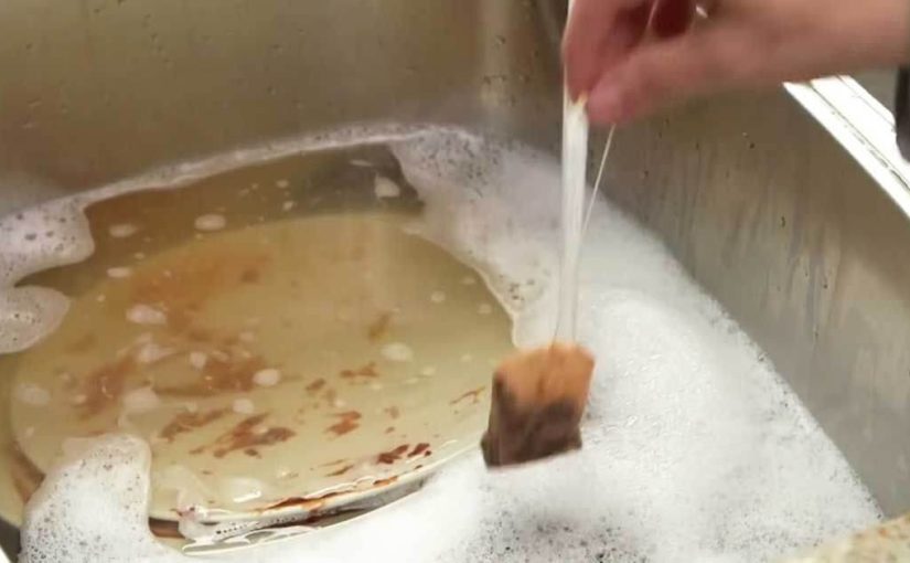 Immerge una bustina di tè in un lavandino pieno di piatti sporchi… Lo farai anche tu quando capirai perché! ➤ Buzzday.info