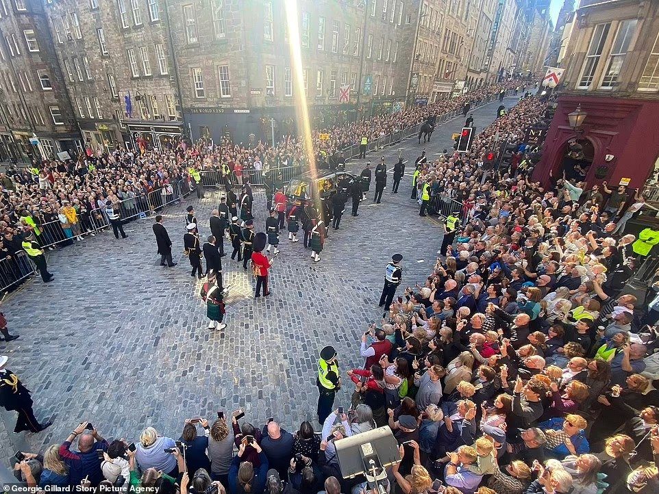 A ray of sun illuminated the coffin of Queen Elizabeth II on the way to the cathedral ➤ Buzzday.info