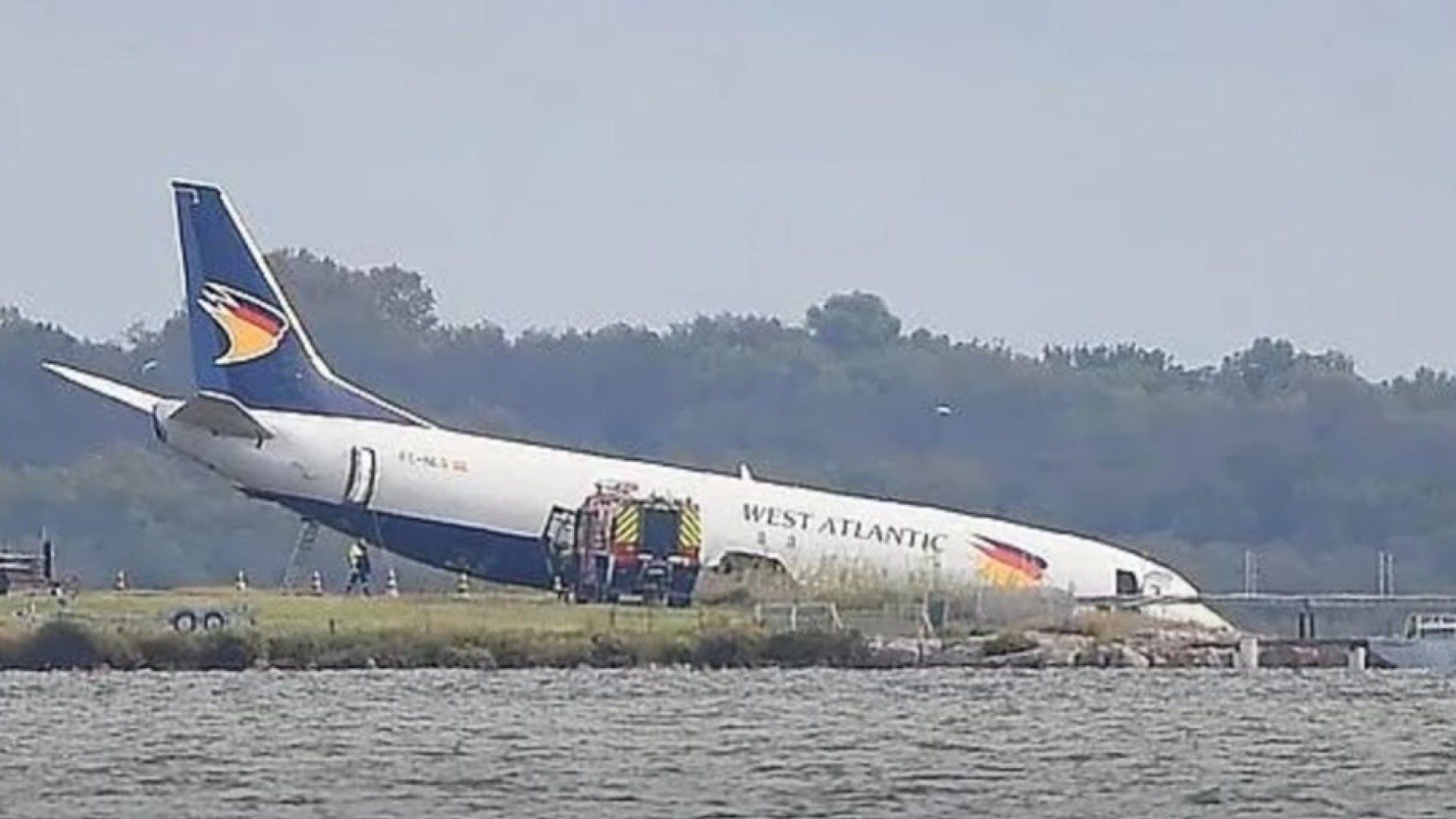 ‘Cargo’ plane goes off the runway and crashes while landing ➤ Главное.net