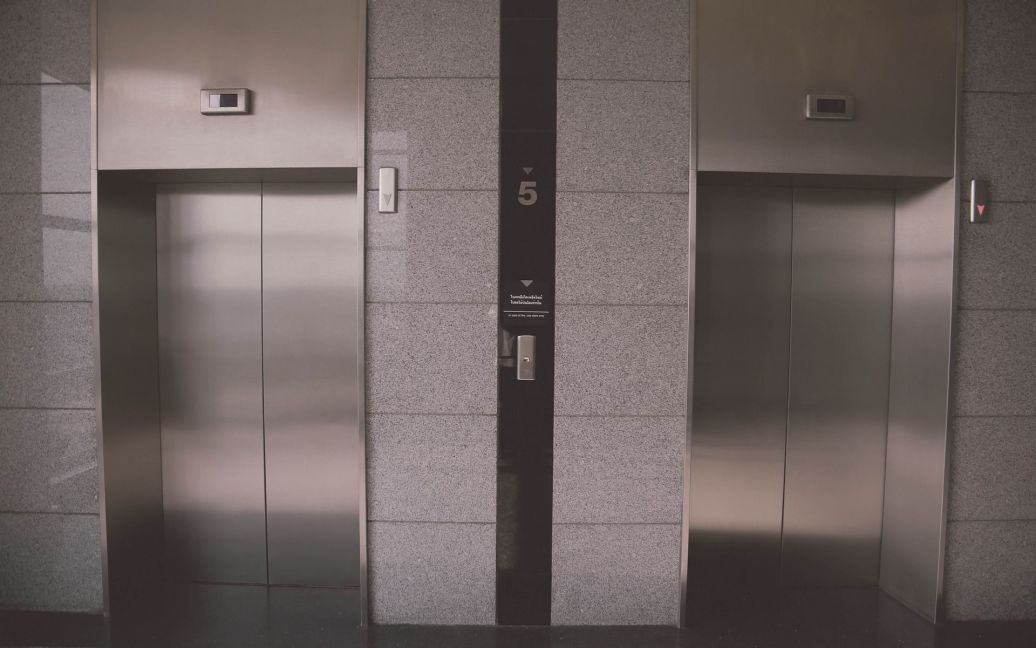 Що робити, якщо ви застрягли в ліфті без світла ➤ Buzzday.info