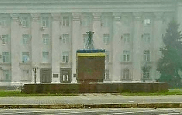 Перед будівлею ОДА у Херсоні партизани встановили прапор України – соцмережі ➤ Buzzday.info