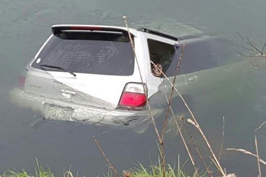 Come scappare dall’interno di un’auto se sta affondando in acqua