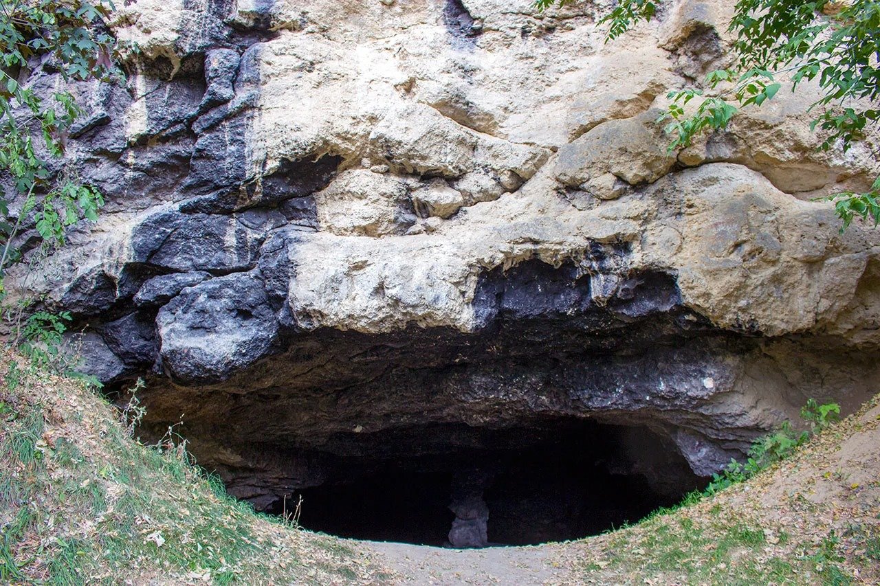 L’uomo trova una strana grotta, vi entra e cade in ginocchio ➤ Buzzday.info