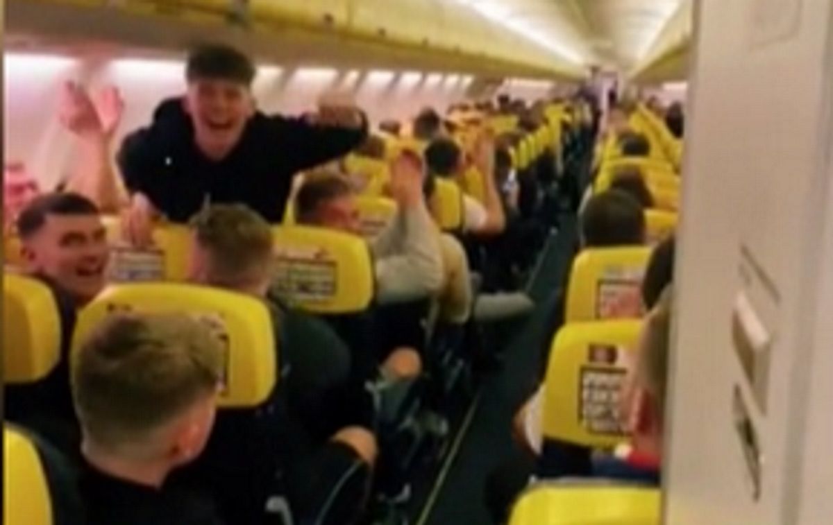 Szokujące sceny na pokładzie Ryanaira. Fani piłki nożnej do stewardesy: Chodź z nami do toalety ➤ Buzzday.info