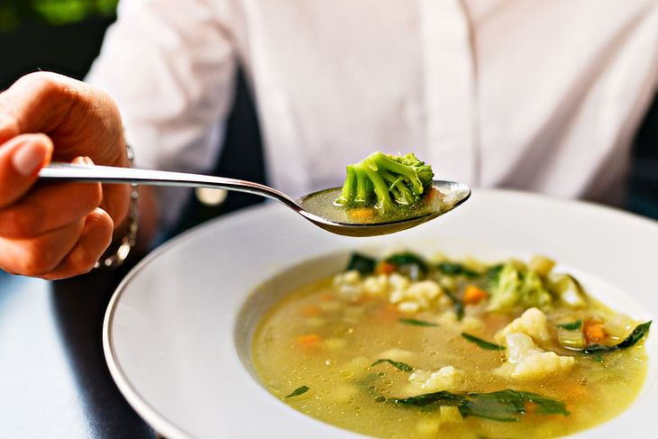 Przepisy na 15 zup odchudzających. Ile można schudnąć na diecie zupowej? Poznaj korzyści z „zupingu” ➤ Buzzday.info