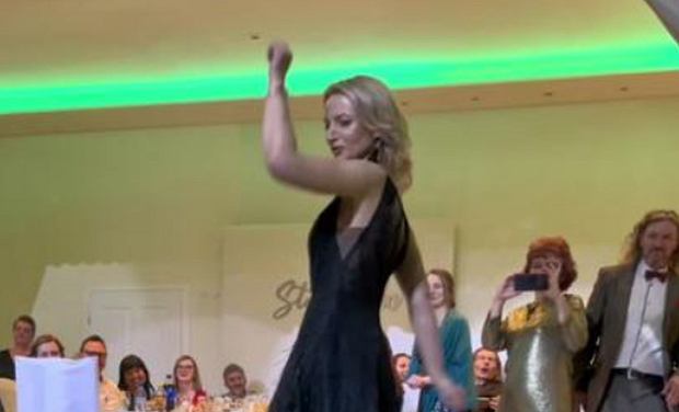 Dyrektor zatańczył taniec ze “Środy” na balu maturalnym. Wideo natychmiast stało się hitem internetu ➤ Buzzday.info