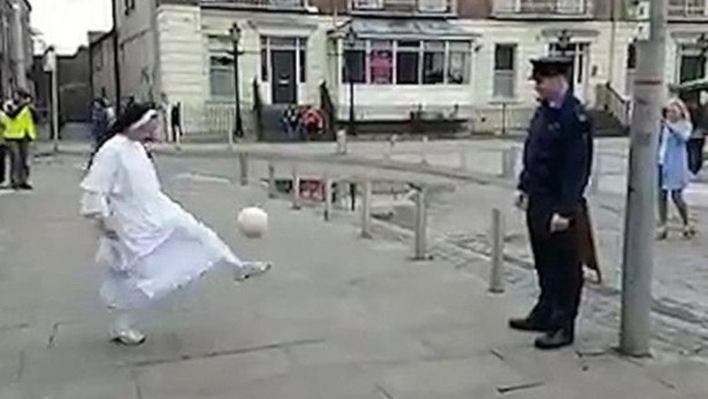 VIDEO. Călugărița care joacă fotbal cu polițistul în plină stradă ➤ Buzzday.info