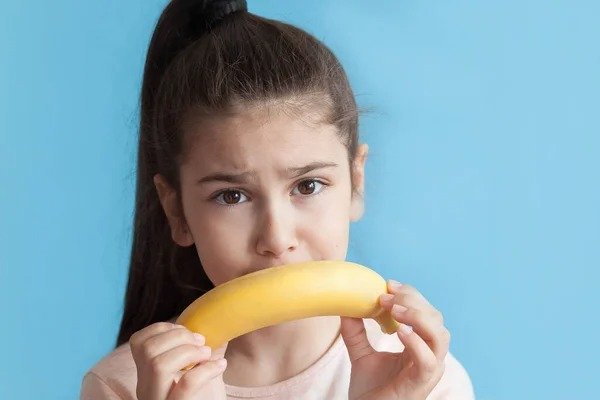 Un copil a vrut să muște dintr-o banană, dar s-a speriat de ceea ce a găsit în interior ➤ Buzzday.info