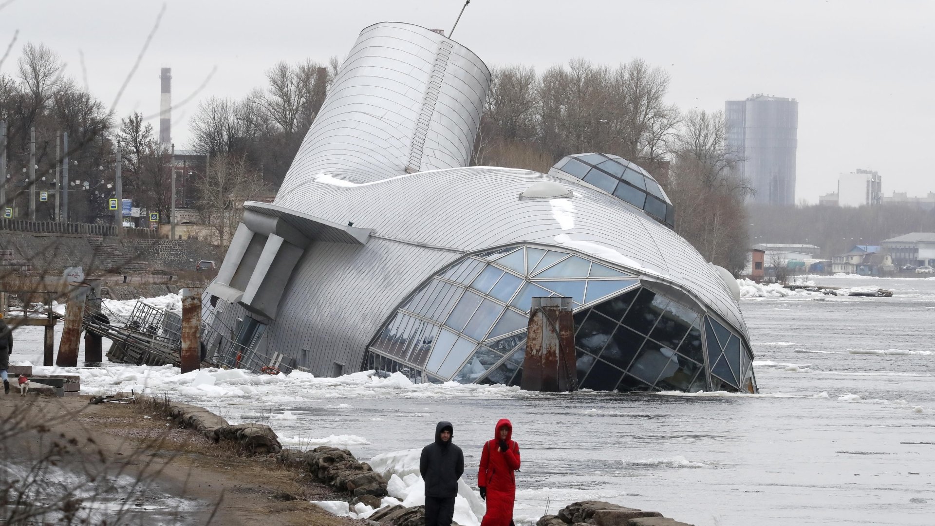 Il sensazionale ristorante galleggiante russo è affondato nel fiume ➤ Главное.net
