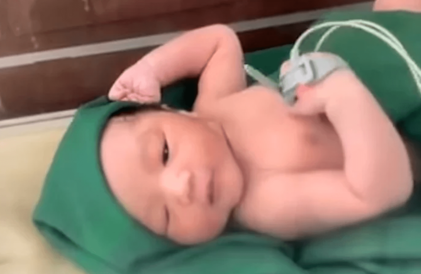 Bebeluș găsit în viață după ce fusese aruncat la gunoi. Momentul emoționant a fost filmat ➤ Buzzday.info