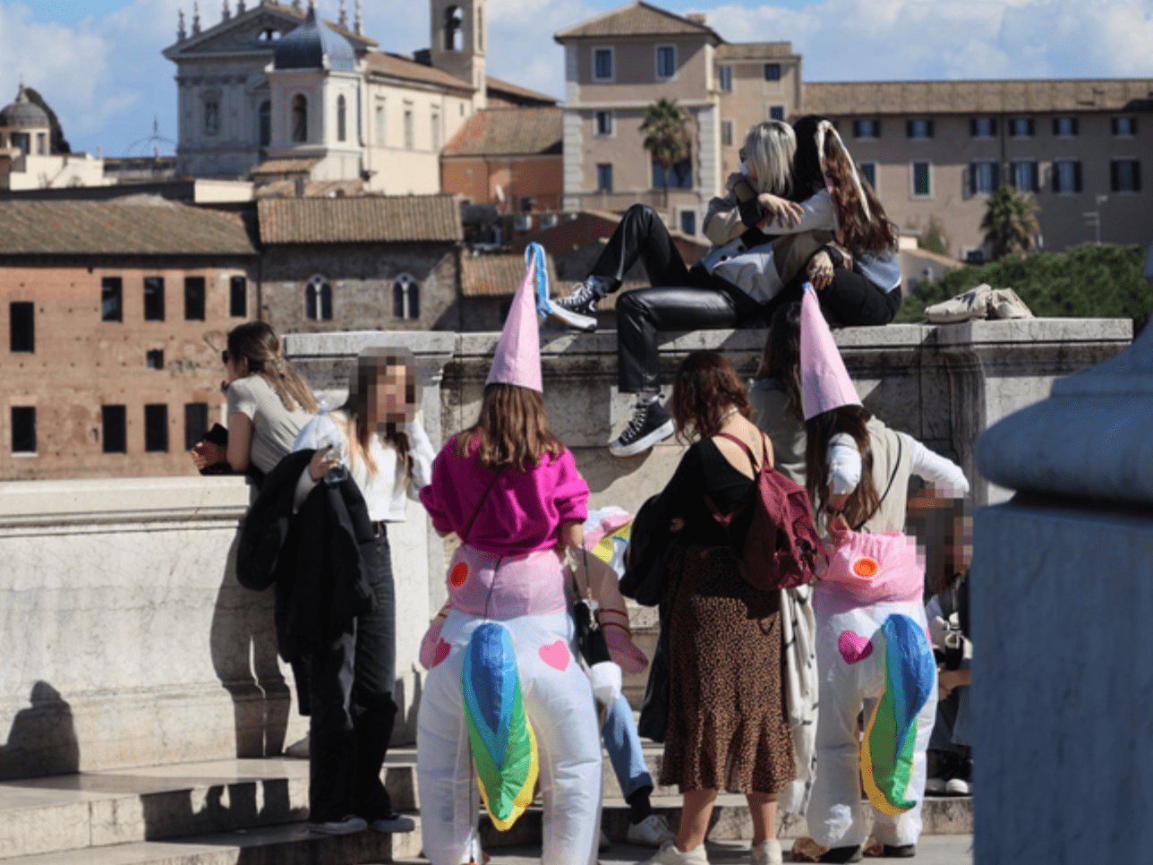 Vittoriano di Roma: turiste spagnole in maschera tra urla e schiamazzi. La festa senza rispetto lascia i passanti senza parole ➤ Buzzday.info