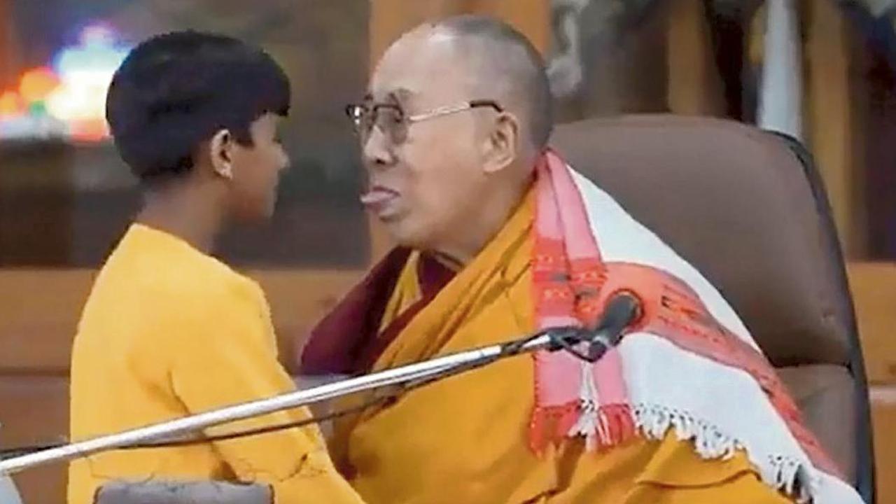 “Succhia la lingua”, dice il Dalai Lama al bambino. Quando sorgono polemiche, si scusa ➤ Buzzday.info