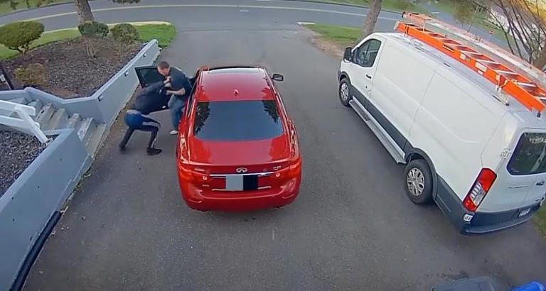 Vidéo d’un homme repoussant quatre voleurs et résistant pour protéger sa voiture ! ➤ Buzzday.info