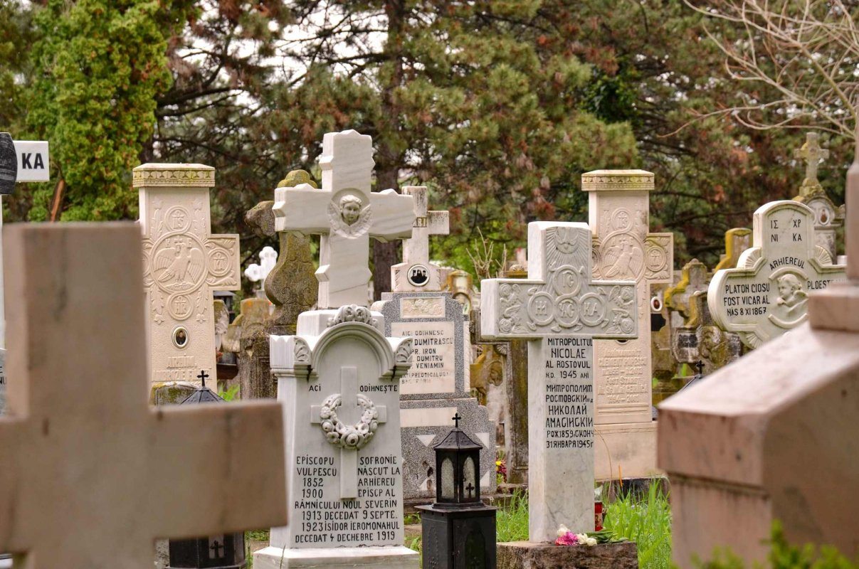 Un păcat foarte mare: toată lumea face această greșeală în cimitir ➤ Buzzday.info