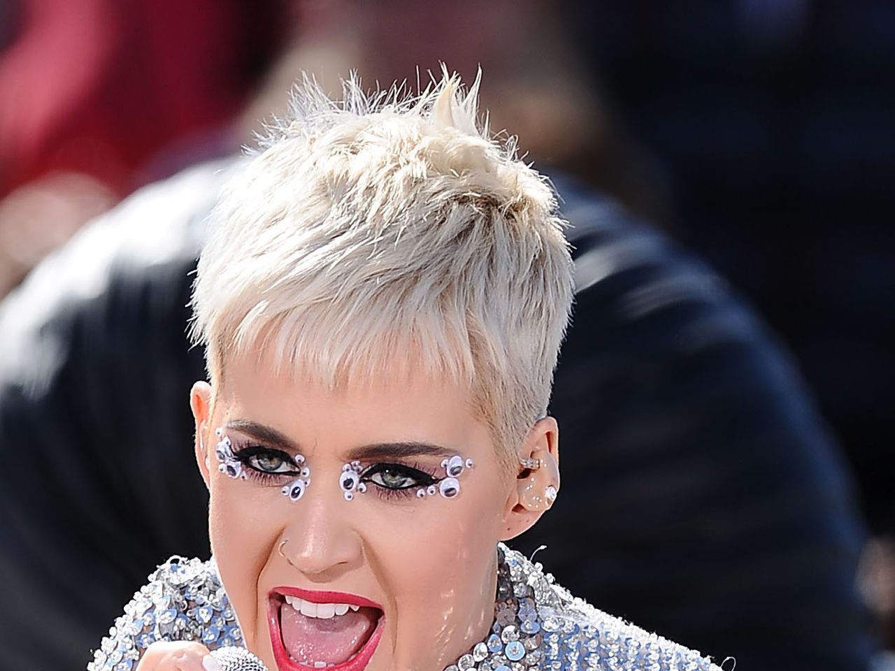Le aspirazioni di una giovane madre di diventare un’attrice sono state deluse quando Katy Perry l’ha insultata. I fan stanno attaccando l’artista per il suo “commento vergognoso” ➤ Buzzday.info
