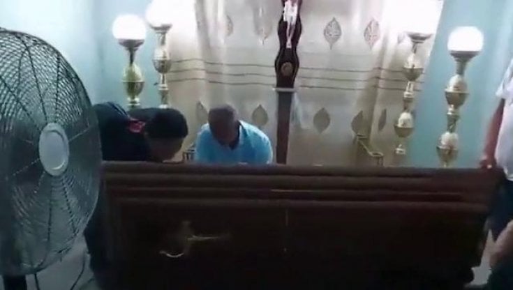 Una donna si sveglia in una bara durante il suo funerale e “torna in vita”: un video scioccante ➤ Buzzday.info