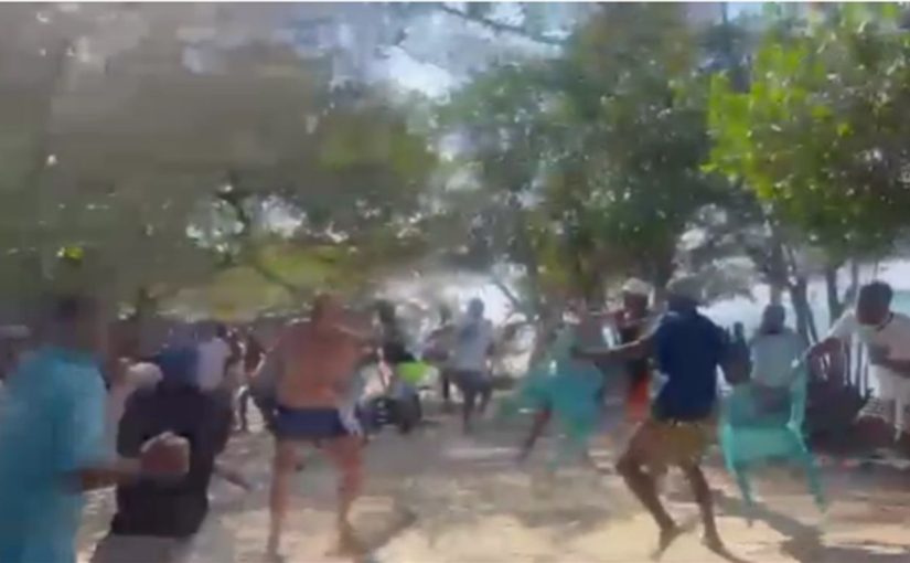 Des touristes et des habitants se sont battus à Cartagena ; une pluie de chaises s’est abattue sur eux pendant le conflit ➤ Buzzday.info