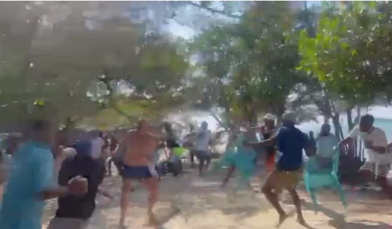 Des touristes et des habitants se sont battus à Cartagena ; une pluie de chaises s’est abattue sur eux pendant le conflit ➤ Buzzday.info