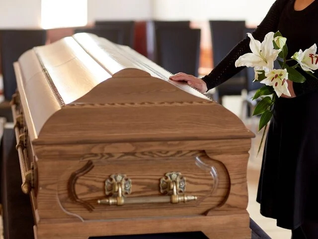 Kobieta obudziła się w trumnie podczas pogrzebu. Pięć godzin temu została uznana za zmarłą ➤ Buzzday.info