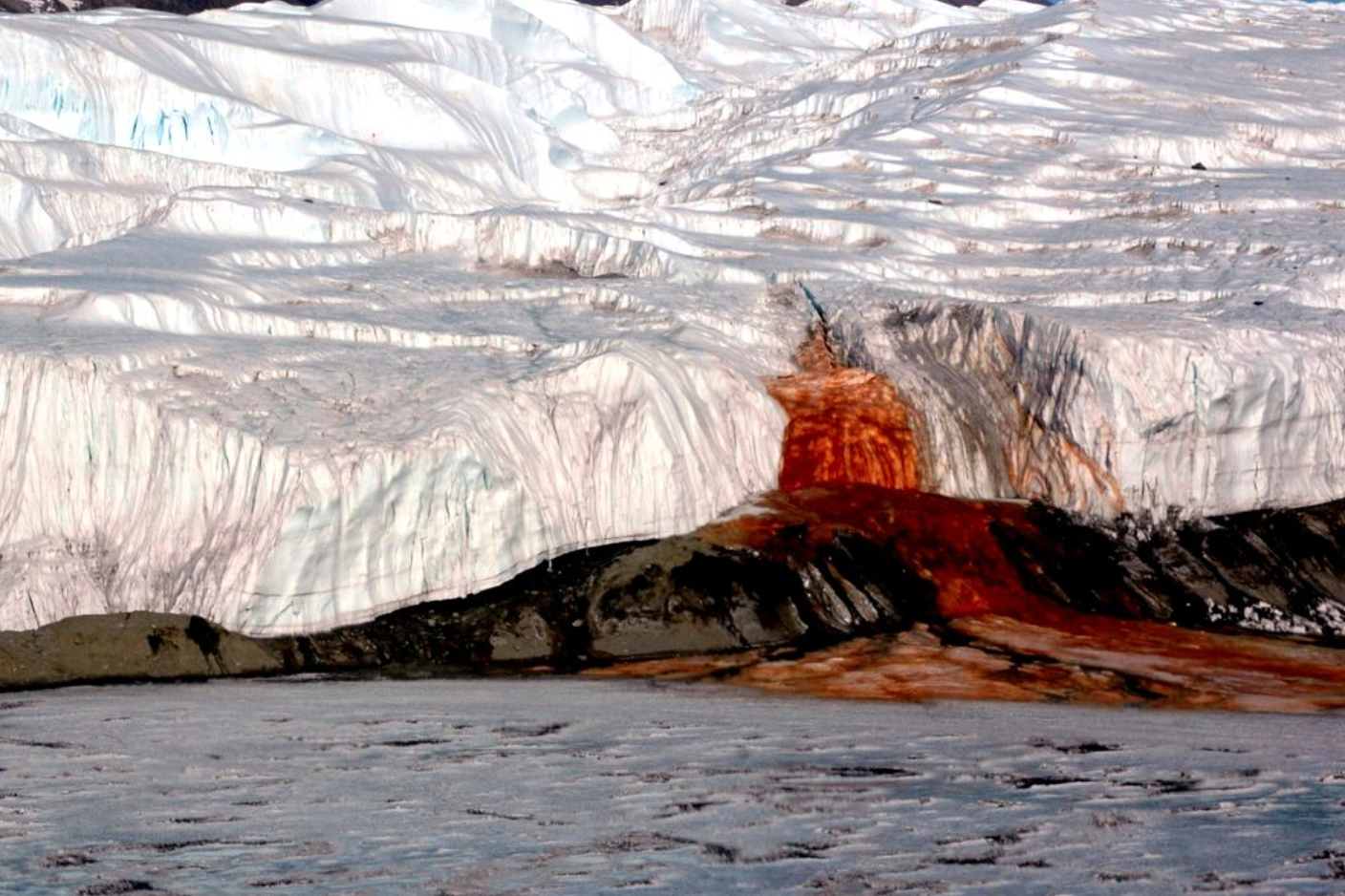 Ghețarul din Antarctica “sângerează” și îi lasă perplecși pe oamenii de știință ➤ Buzzday.info