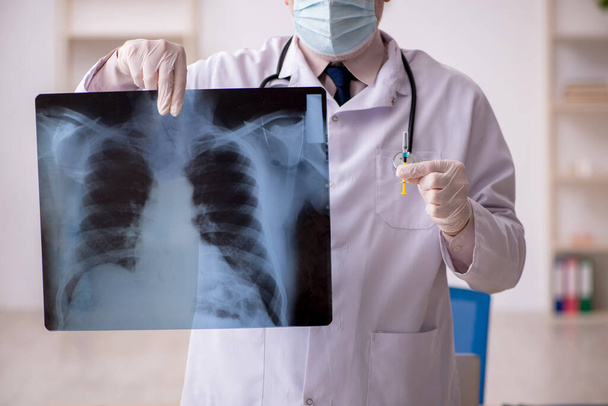 O femeie din Iași a mers la medic după ce s-a simțit rău. Ce au arătat radiografiile… ➤ Buzzday.info