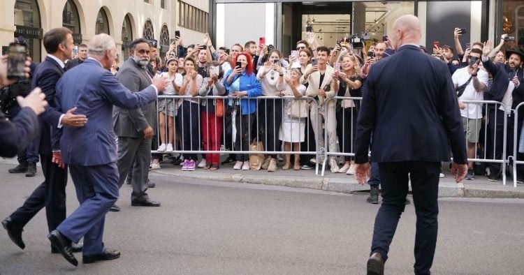 Emmanuel Macron humilié : le refus du roi Charles III, immortalisé par les caméras du monde entier : “Non, non…”