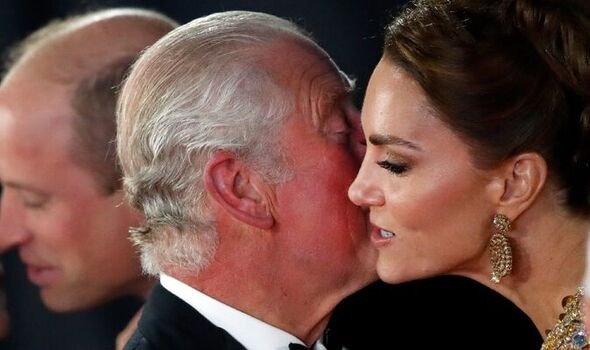 The Internet is not silent on the kisses of King Charles: fans of the royal family lament the “awkward” kisses