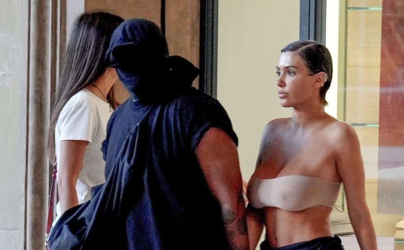 Epic stunt: Kanye West made his wife “take off her clothes” to pose in the crowd in Florence ➤ Buzzday.info