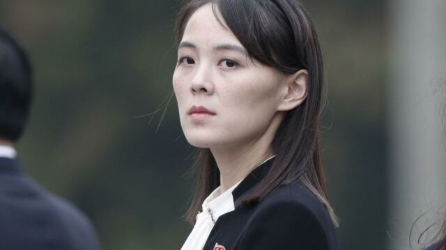 Dans un livre récemment publié par Sung-Yoon Lee, universitaire et spécialiste de la Corée du Nord, la sœur de Kim Jong-un, Kim Yo-jong, est qualifiée de “femme la plus dangereuse du monde”, et voici pourquoi ➤ Buzzday.info