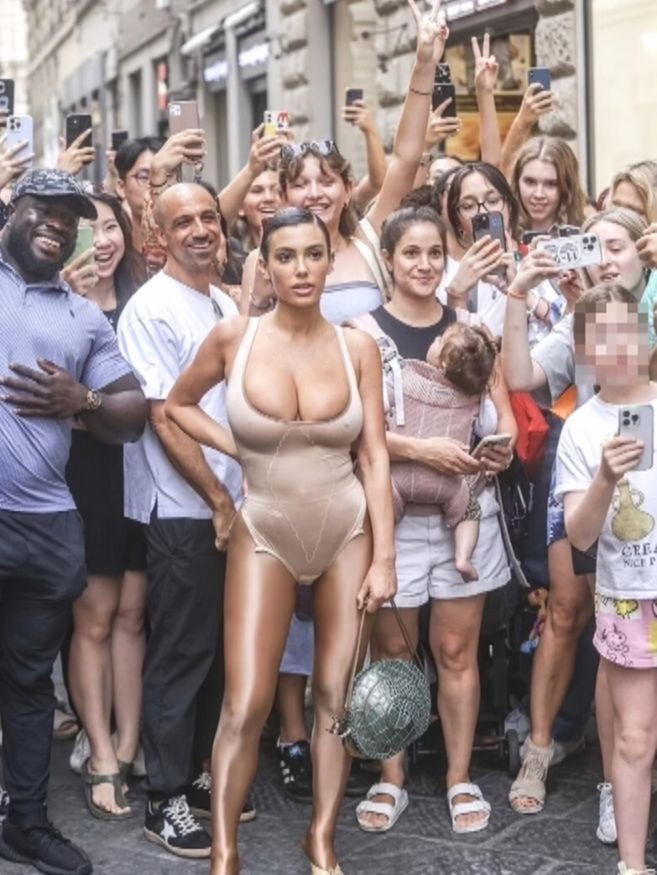 Epic stunt: Kanye West made his wife “take off her clothes” to pose in the crowd in Florence