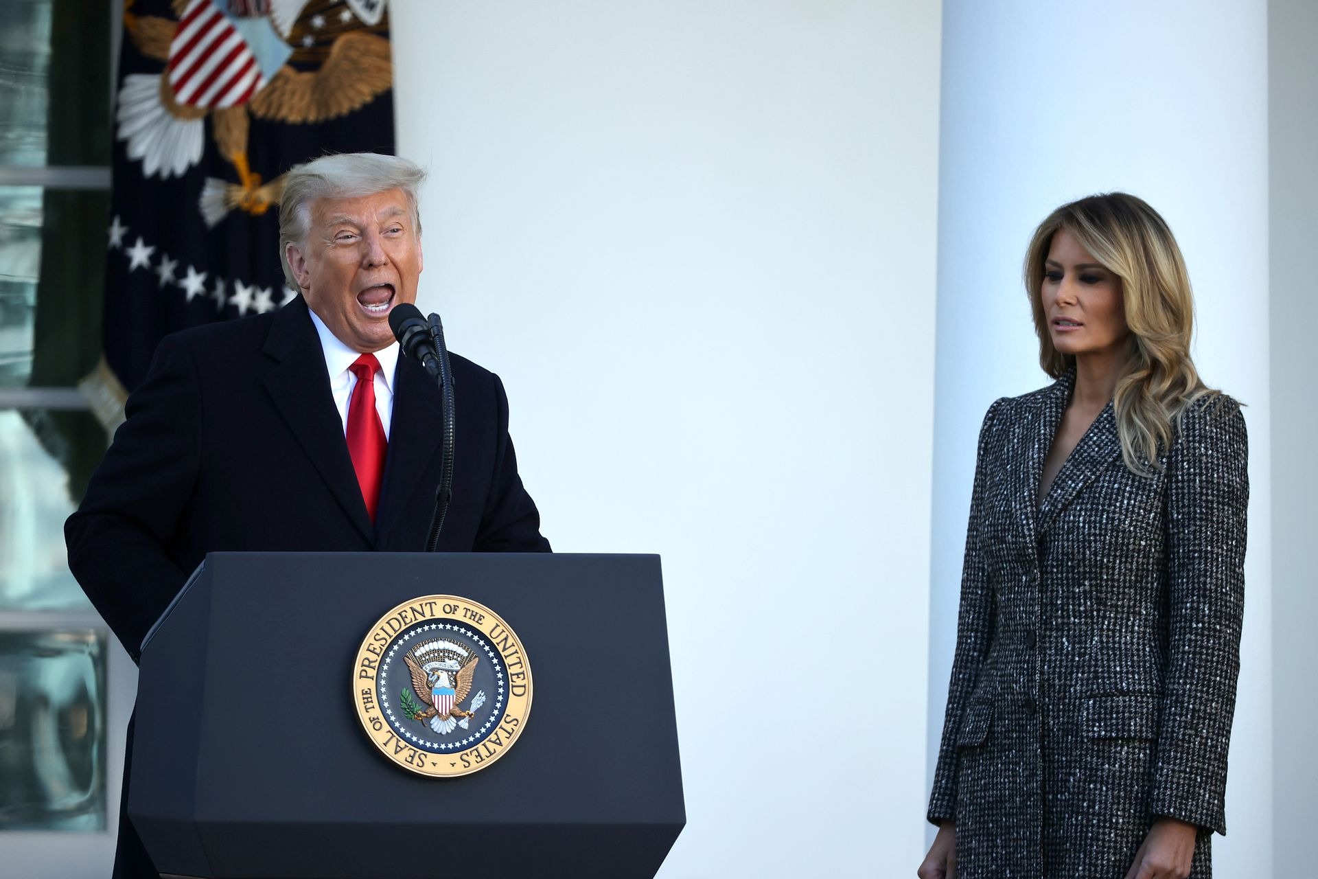 Dlaczego Donald Trump kazał swojej żonie pokazać się w bikini przed współpracownikami, aby “zobaczyli, co tracą”? Melania natychmiast zaprzeczyła jego słowom