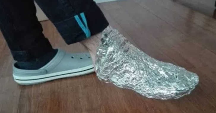 Wrap your feet in aluminum foil and a few hours later you will have this result! This is genius!