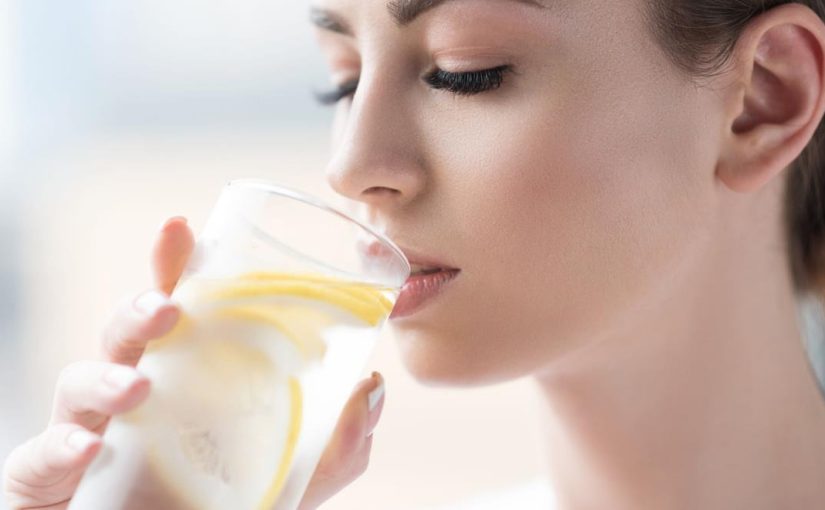 Acqua con limone subito dopo il risveglio: ecco cosa succede all’organismo ➤ Buzzday.info