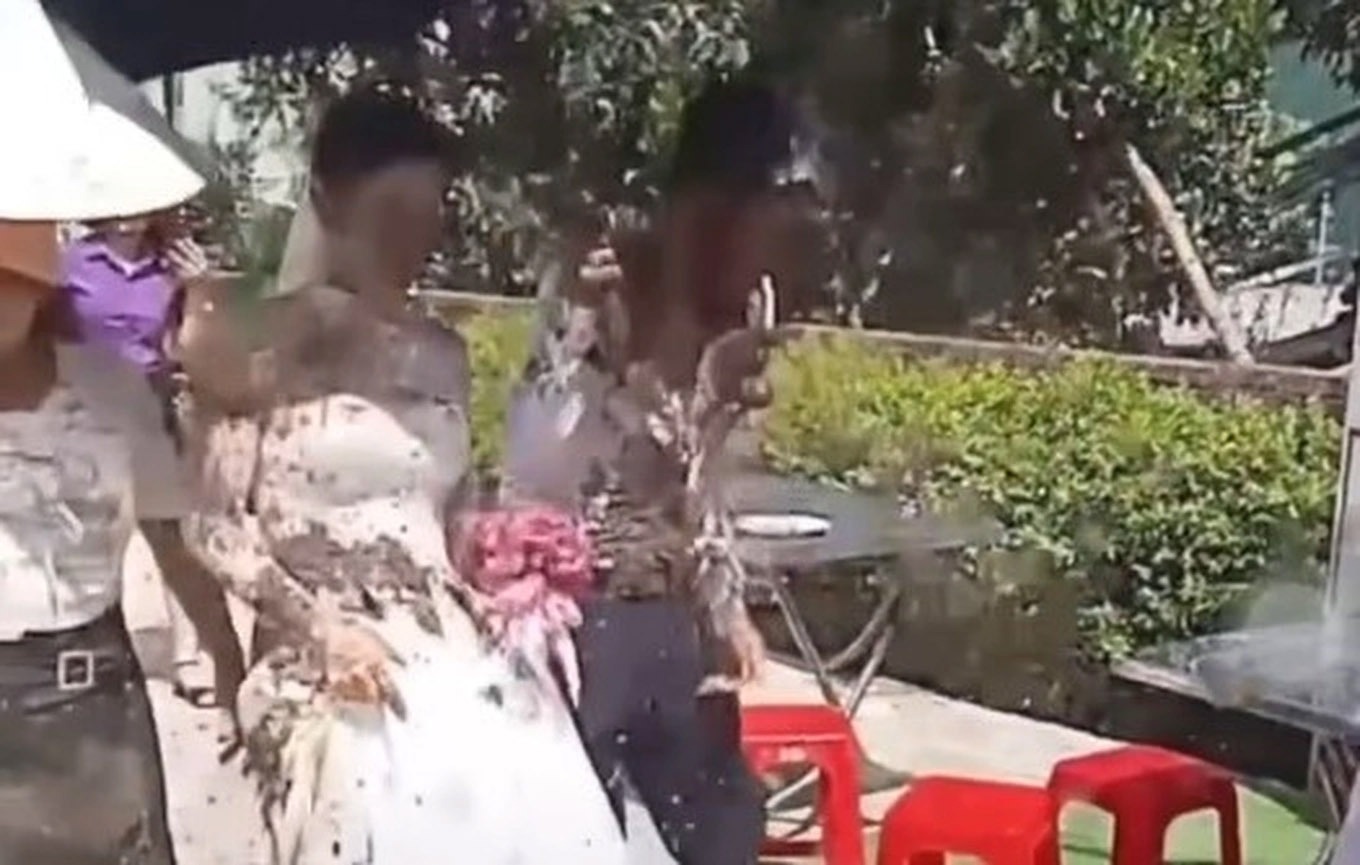 Đoạn video cô dâu, chú rể bị ném bùn trong lễ cưới đang gây xôn xao mạng xã hội ➤ Buzzday.info