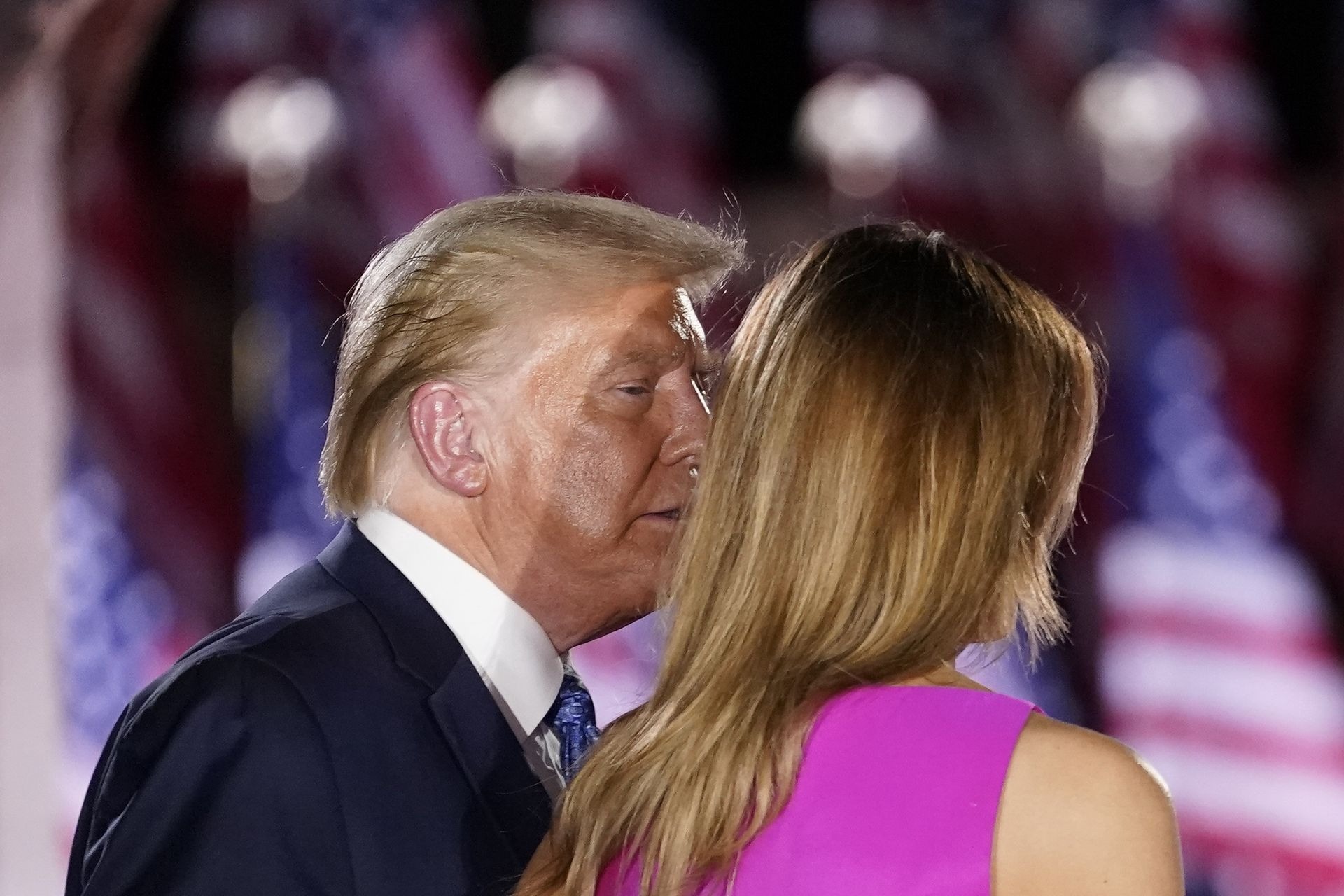 Dlaczego Donald Trump kazał swojej żonie pokazać się w bikini przed współpracownikami, aby “zobaczyli, co tracą”? Melania natychmiast zaprzeczyła jego słowom