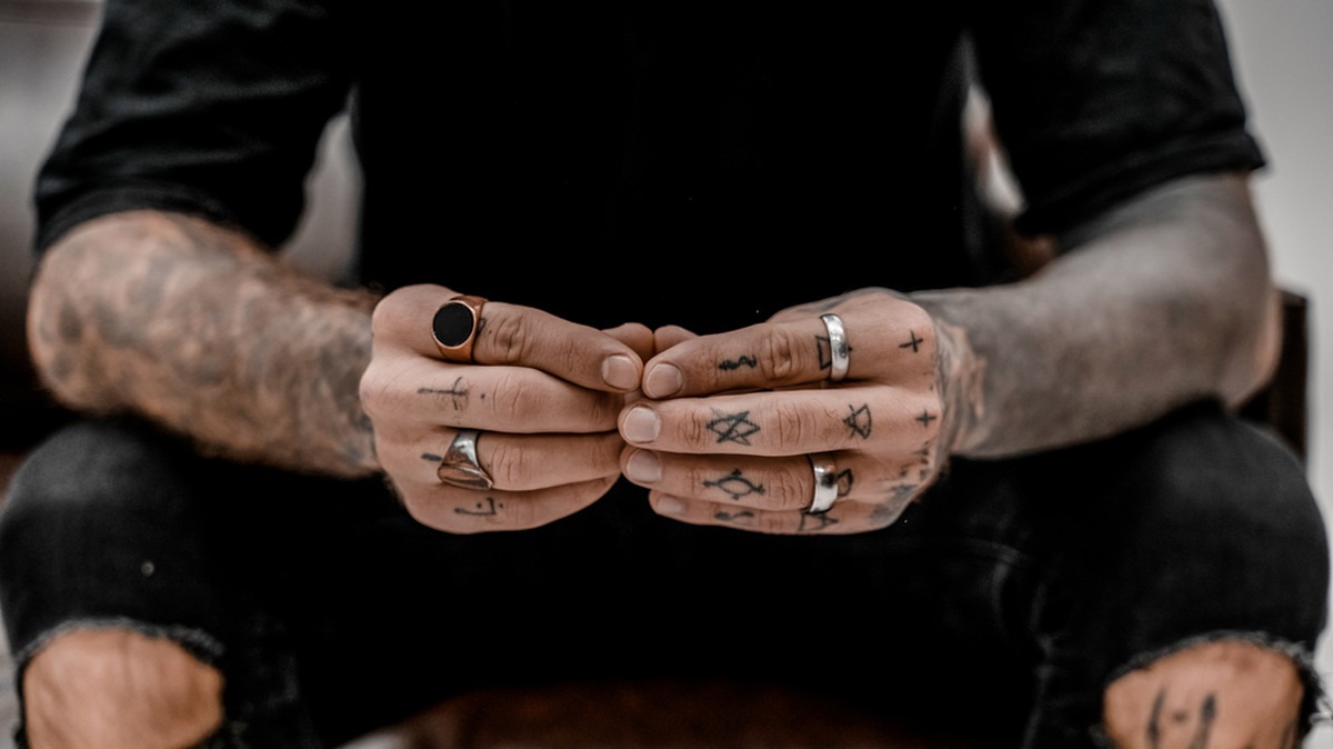 Gdzie trafiają tatuaże po śmierci? Grabarz z Tik Tok opowiada o tym, co zobaczył w kostnicy ➤ Buzzday.info