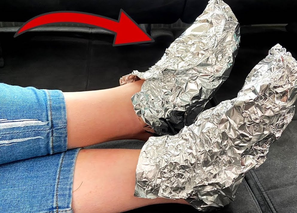 Wrap your feet in aluminum foil and a few hours later you will have this result! This is genius! ➤ Buzzday.info