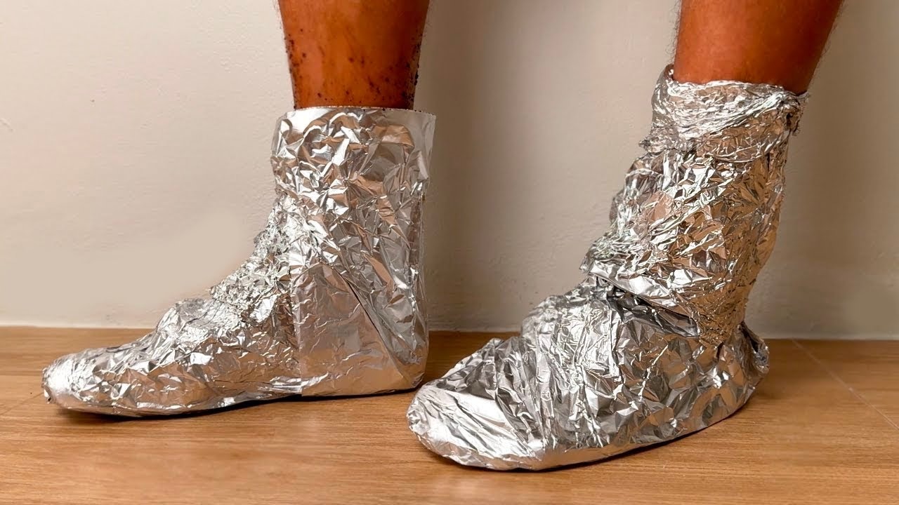 Wrap your feet in aluminum foil and a few hours later you will have this result! This is genius!