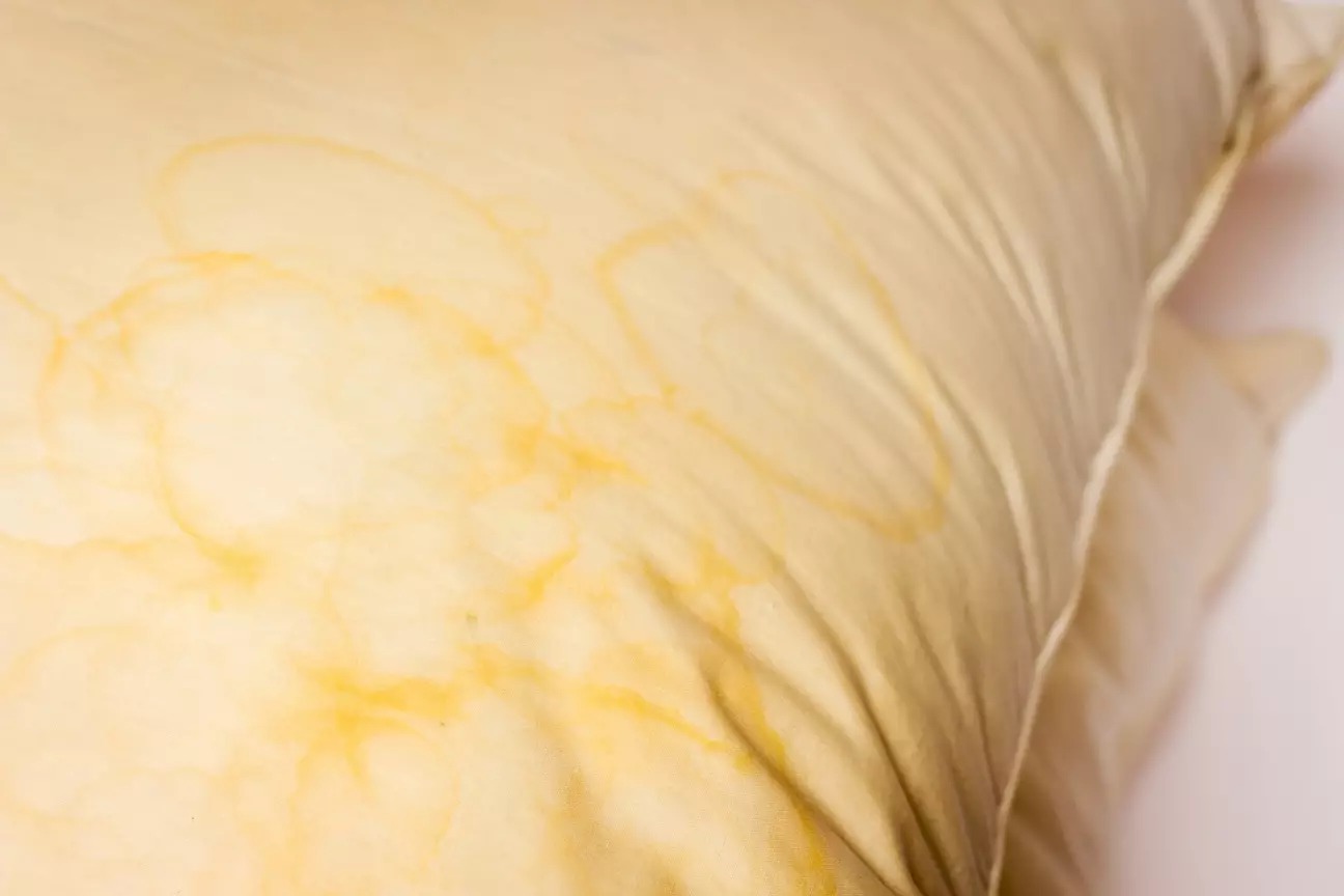 A wide-ranging debate has erupted after a man told his girlfriend about the ‘yellow pillow.’ ➤ Buzzday.info