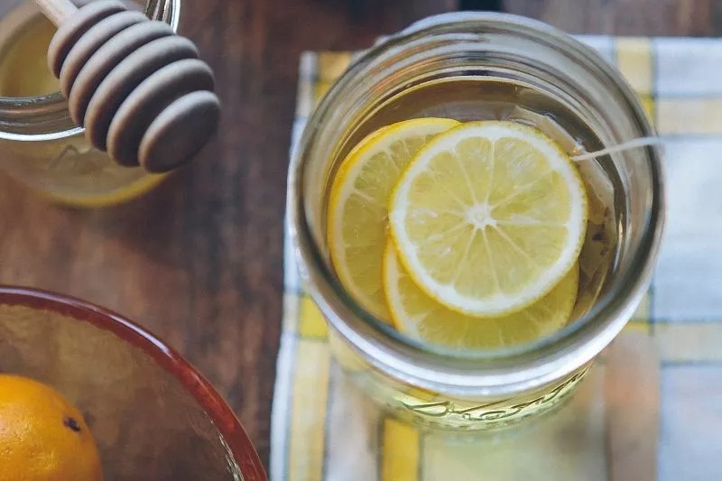 Acqua con limone subito dopo il risveglio: ecco cosa succede all’organismo