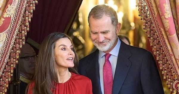 Truyền thống Tây Ban Nha cáo buộc các đồng minh của cựu vương Juan Carlos đứng đằng sau vụ bê bối ngoại tình của Hoàng hậu Letizia gây xôn xao dư luận thời gian gần đây ➤ Buzzday.info