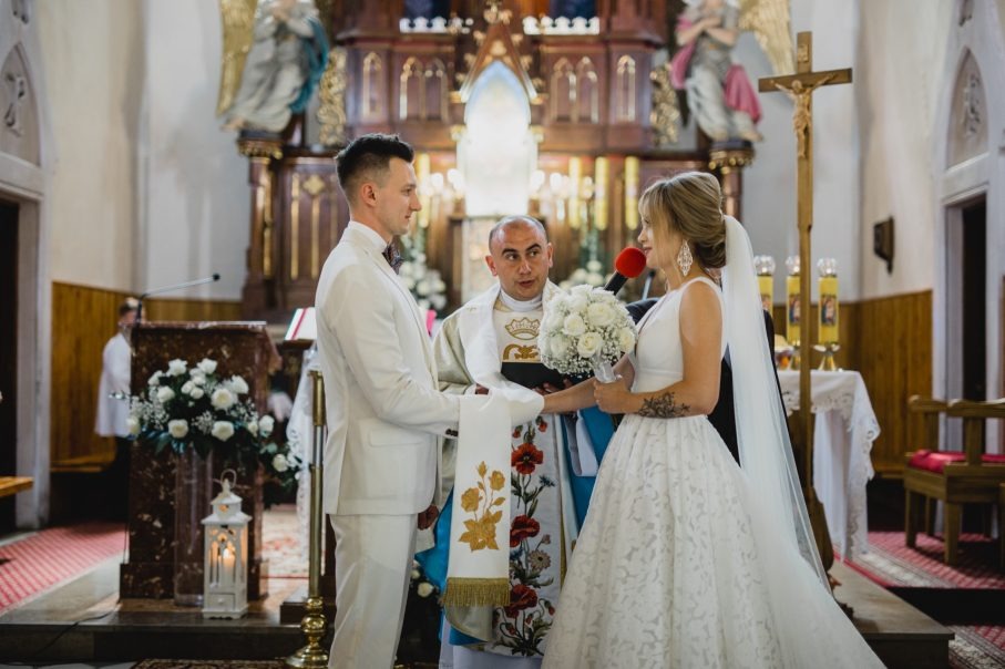 Kapłan wypowiedział szokujące słowa podczas ślubu, powodując szok rodzin ➤ Buzzday.info