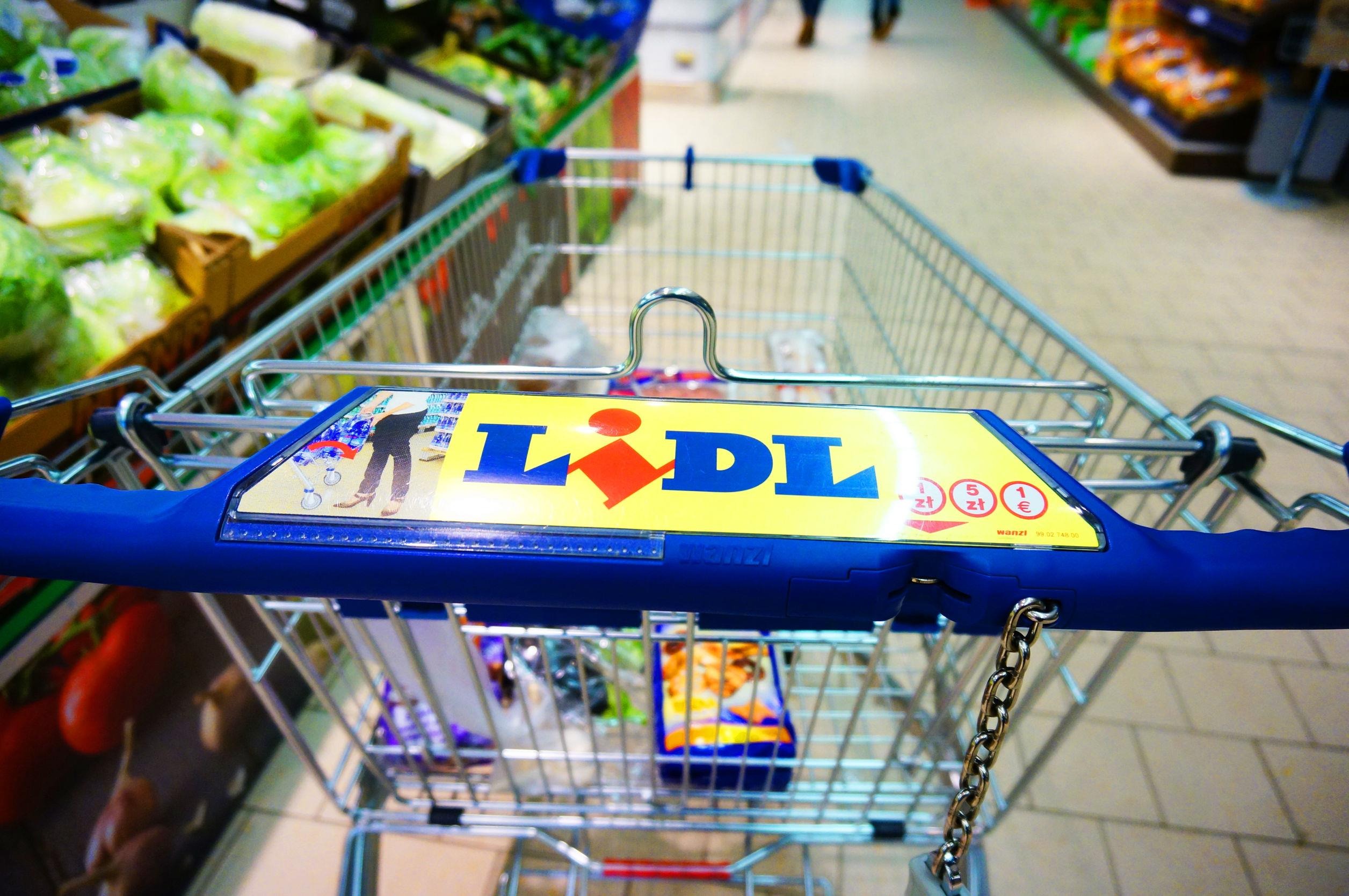 Lidl – walka o kurtki w supermarkecie szokuje internautów [VIDEO]