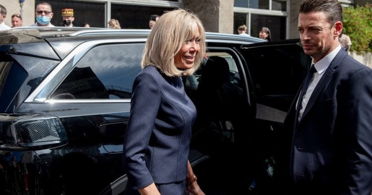 Brigitte Macron portait des bottes de luxe lors de l’hommage à Jacques Delors, ce qui peut surprendre