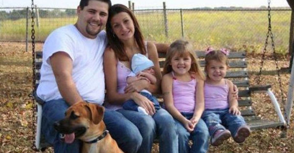 Szczęśliwa rodzina zrobiła sobie zdjęcie. Widać na nim jeden przerażający szczegół ➤ Buzzday.info