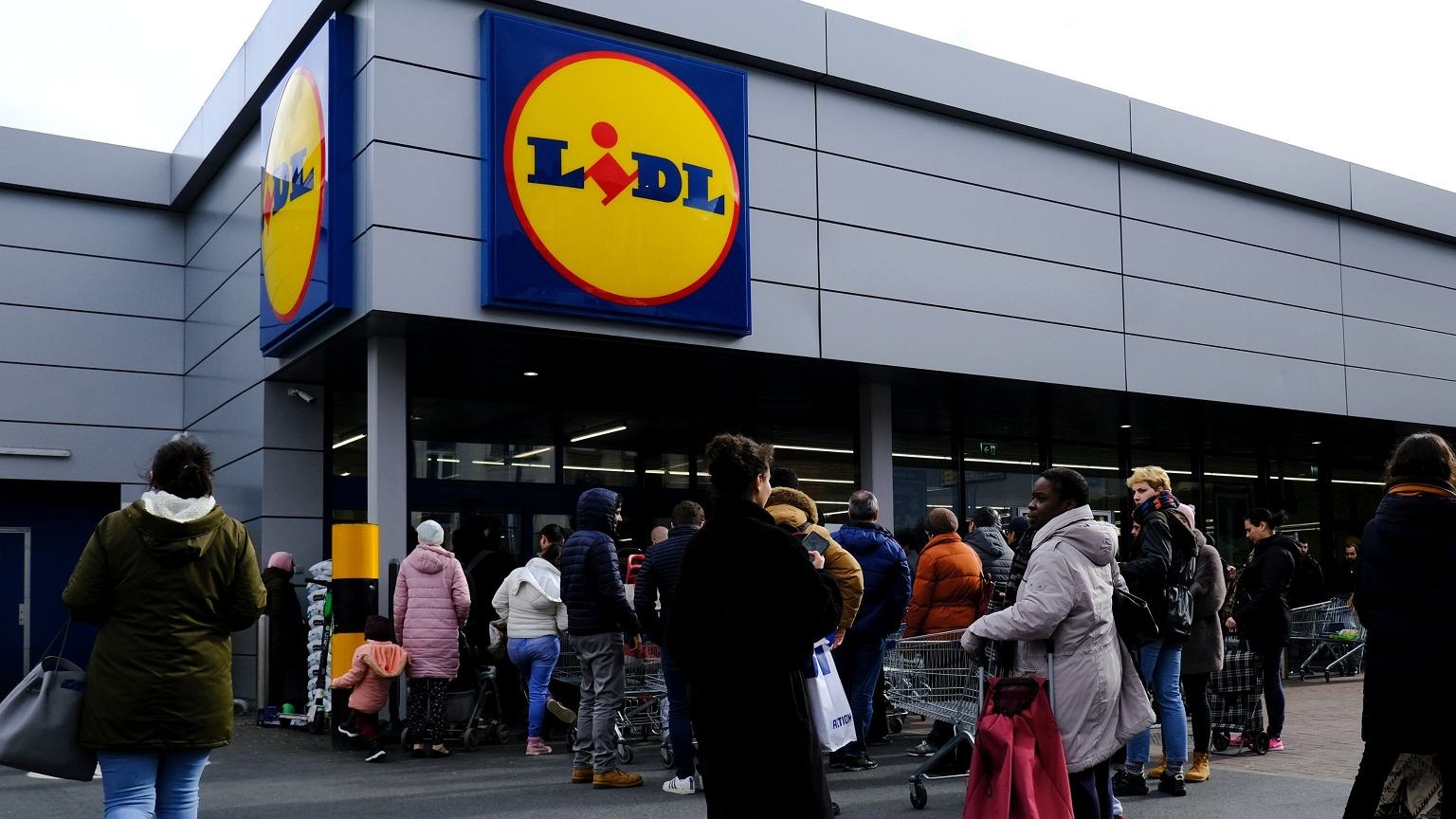 Lidl – walka o kurtki w supermarkecie szokuje internautów [VIDEO] ➤ Buzzday.info