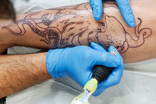 Oto, co dzieje się z tatuażami po śmierci. Grabarz wyjaśnia, co widział w kostnicy ➤ Buzzday.info