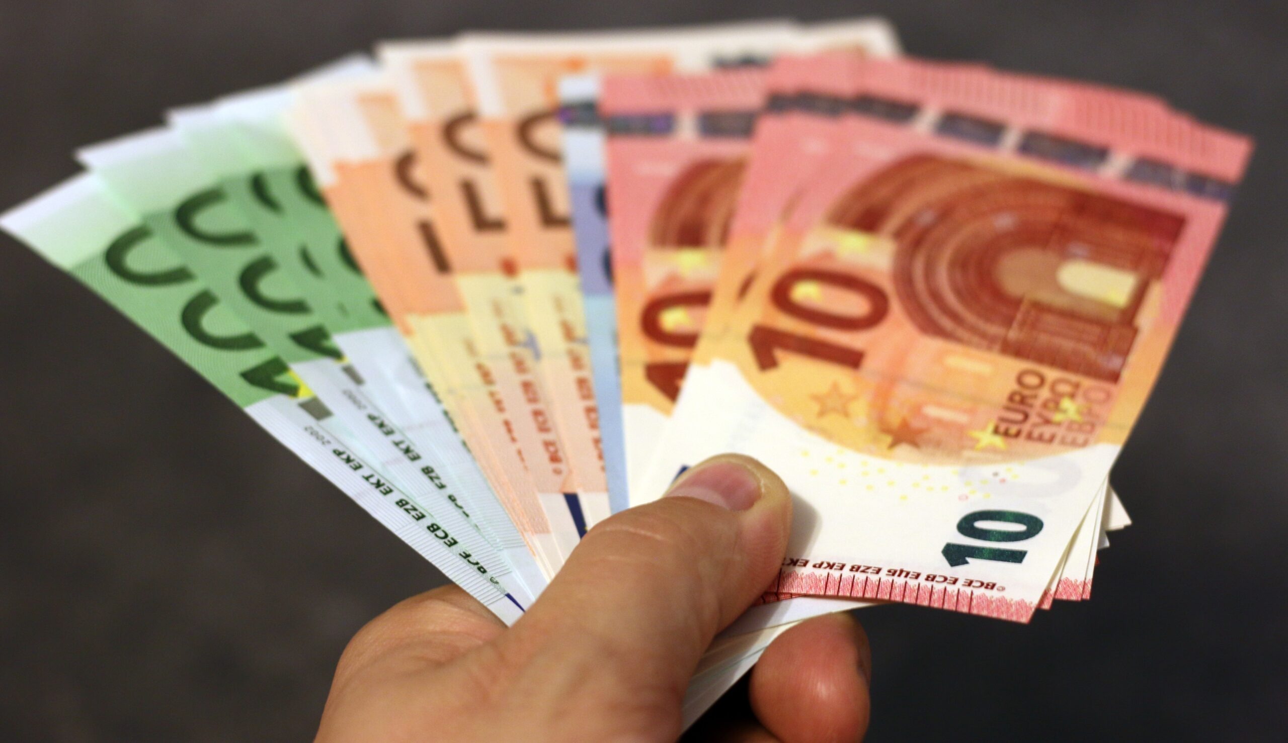 Ai disoccupati un bonus di 300 euro, un nuovo regalo per gli italiani, pretendendo che sia diretto