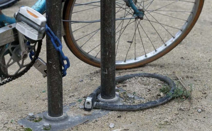 Un voleur de vélo téméraire est pris sur le fait dans une vidéo virale ➤ Buzzday.info