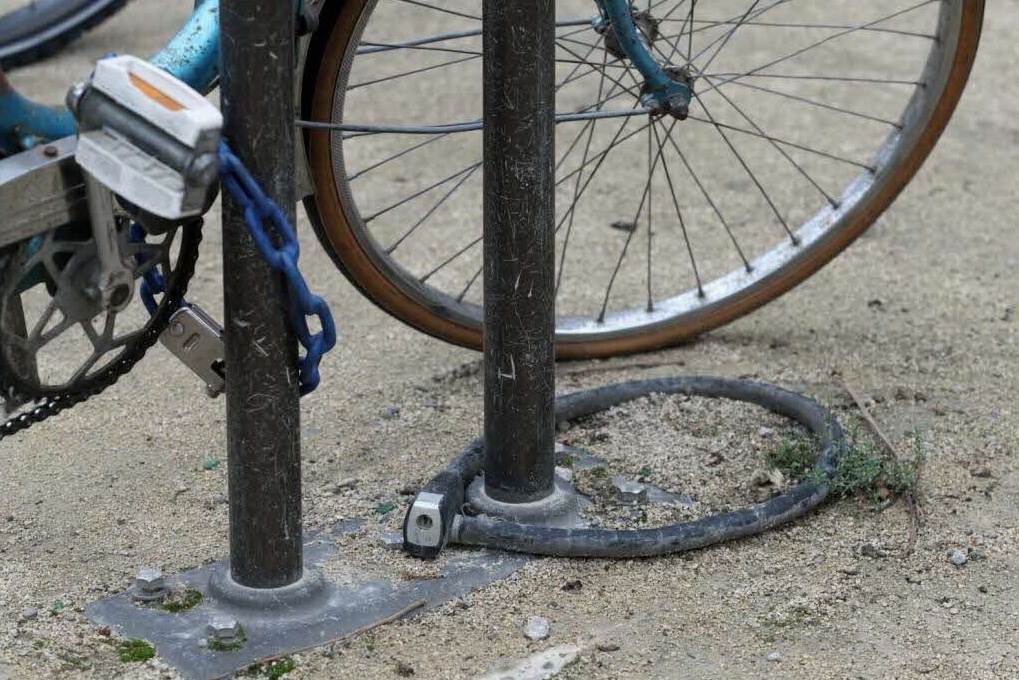 Un voleur de vélo téméraire est pris sur le fait dans une vidéo virale ➤ Главное.net